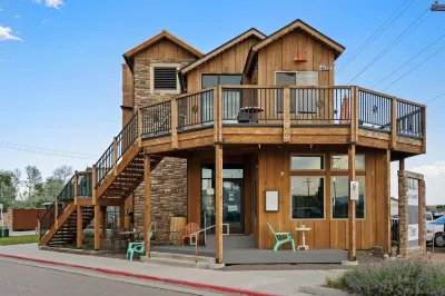 Bright, colorful & cozy studio in oldtown Timnath. Walking distance to a brewery Hotels near Applewood Park