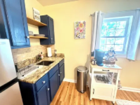 Historic Hilltop Guesthouse - Charming studio/cottage one block from downtown