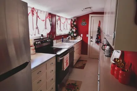 One of a kind Christmas year round in downtown Dillsboro Отели в г. Сильва