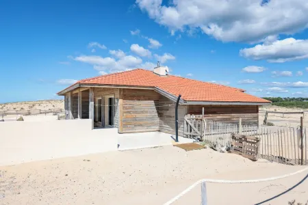 House on the dune with feet in the water Отели рядом с достопримечательностью «MAX RESPECT ST GIRONS Surfschool»