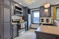 Modern 1-BR Apt by Train Station