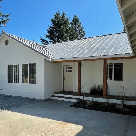 Spectacular peaceful out of town getaway only 5 miles from downtown Lake Chelan.