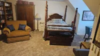 EXCLUSIVE LARGE 2 BEDROOM SUITE W/THEATER ROOM + KITCHEN Hotel dekat Brinsfield Row