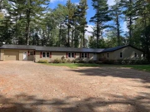 Snowmobile Access & Close to Oak Mt. SPACIOUS 5 Bedroom for large family/groups.