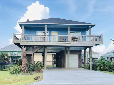 Steps away from Crystal Beach, 3 bed, 2 bath retreat.