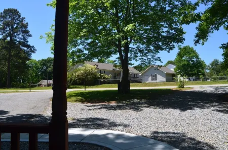 Charming House in Downtown Landrum Отели в г. Ландрам