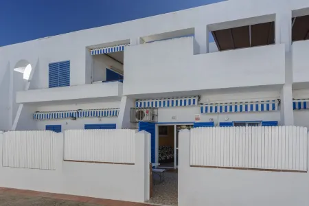 URB. THE ALMADRABA Отели рядом с достопримечательностью «Camping La Rana Verde»