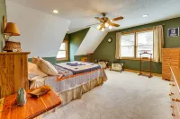 Lakefront Home~Hess Lake. Game Room, Fire Pit, Kayaks, Great Views, Large Yard