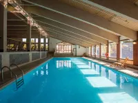 Resort home with Private hot tub , fireplace, pools, pond, WIFI Hotels in Campton