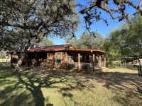 Relaxing Private Getaway just 1 mile North of Leakey...Includes "GAME-ROOM"