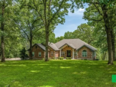 5-Bedrooms on the water! 2 Kitchens, Hot Tub, and Theatre! Hotels in Grove