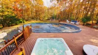 Pocono Escape with huge Pool HOT TUB,GAMEROOM,FIREPIT,near Camelback & Kalahari - ヴィラ