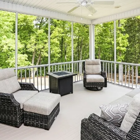 4 Bedrooms/Community Boat Docks/Nice Yard/Short walk to the Lake