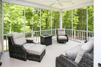 4 Bedrooms/Community Boat Docks/Nice Yard/Short walk to the Lake