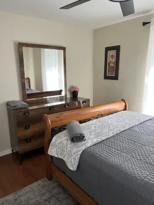 cozy and cheerful 2 bedroom home minutes to the beach! Hôtels à proximité de : Florida Botanical Gardens