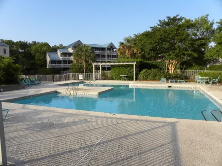 Great Rates!  Screen Porch!  Pool Just Steps Away! Отели рядом с достопримечательностью «Seabrook Beach»