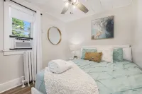 Lighthouse Cottage: 1 block from the beach, 2 blocks to downtown!