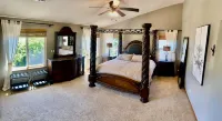 Beautiful Getaway Sleeps12 + Hot Tub + King Beds + Movie Room + Playground Nixon & Co. Salon & Boutique附近的飯店