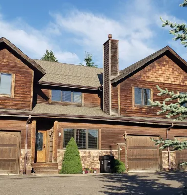 Whitefish Wonderland. Private Hot Tub - 1 mi from Downtown Whitefish.