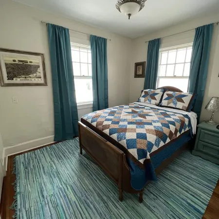 Charming Carriage House near VanderVeer Park