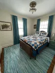 Charming Carriage House near VanderVeer Park