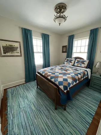 Charming Carriage House near VanderVeer Park