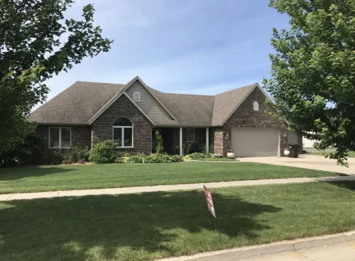 Large home on golf course, close to Seven Oaks, Ledges Park & ISU.  Sleeps 12+