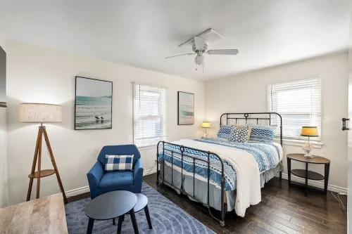Silver Surf Bungalow w/ Hot Tub - Steps from Beach - Homestays