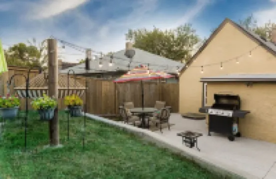Cozy Apartment Minutes from Downtown
