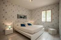 CHARMING VILLA IN SARLAT 4/8 pers, green and flowery setting, heated swimming pool