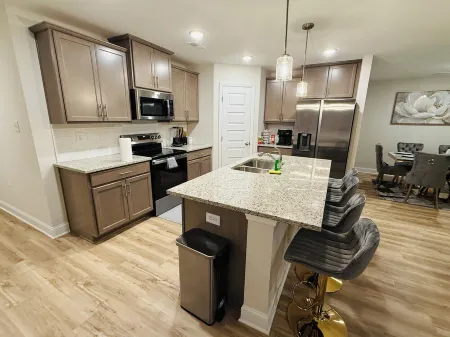 Lovely 3-bedroom house in Decatur with WiFi and AC