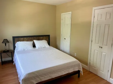 The Village - Private apartment w/ parking 5 min walking Отели рядом с достопримечательностью «Парк Харбор Айленд»