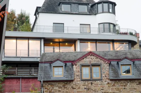 Spacious apartment with a panoramic view of the Rhine, Deutsches Eck and fortress Отели рядом с достопримечательностью «VFF Wehrtechnische Studiensammlung Koblenz»