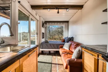 Modern Container Tiny Home • Private Hot Tub Отели рядом с достопримечательностью «Парк Уотерфронт»