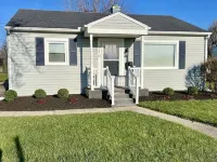 Stylish in-Town Retreat - 2 Bedroom, 1 Bathroom - Modern Comfort Hotels in Marion