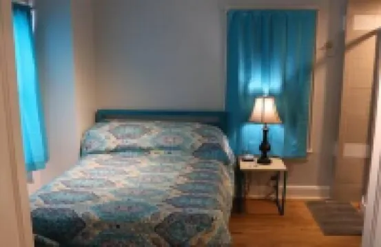 3 Bedroom, 2 Bath, Hike to Downtown, Porch, Free Wi-Fi, Wash/Dryer, and Parking