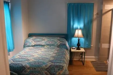 3 Bedroom, 2 Bath, Hike to Downtown, Porch, Free Wi-Fi, Wash/Dryer, and Parking