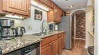 Downtown Delight! Cozy, 1 Bedroom garden apartment