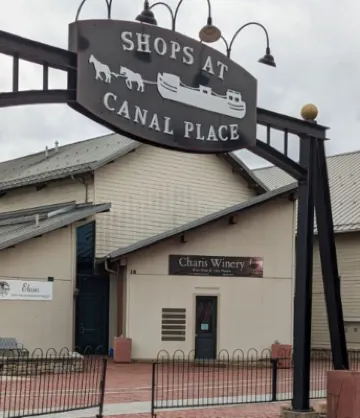 Relaxing Rustic Oasis - 6 Min Walk to Downtown! Cyclist Welcomed & Pet Friendly!