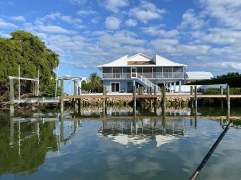 Luxury Holiday Vaca Here! Large Outdoor Space and Dock. Lg Hot Tub and Pool!