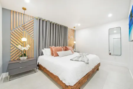 Grand 6BR Escape: Resort Pool, Beach & Mini Golf