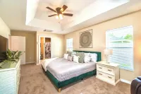 Family Oasis w/ Screened Patio & Large Master Suite, Fast Wifi Hotels near Spruce Creek Preserve Guard