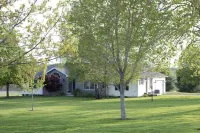 Between Geneva & Canandaigua- Large Yard, Firepit, Sleeps 13