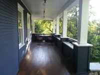 Craftsman Duplex in Old Town Issaquah - Free Wi-Fi Hotels in Issaquah