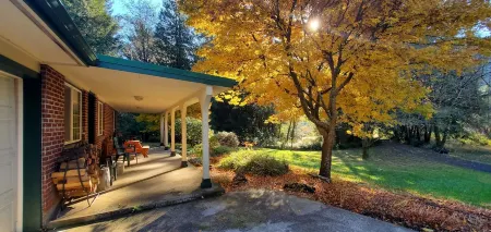 Cozy Cattail Cottage a comfortable coastal estuary woodland home near Reedsport Отели рядом с достопримечательностью «Лейк Мари Трейлхед»