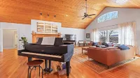 Casa de La Mijenta - Spacious 5-Bedroom Modern Lodge in Peaceful Lake Junaluska