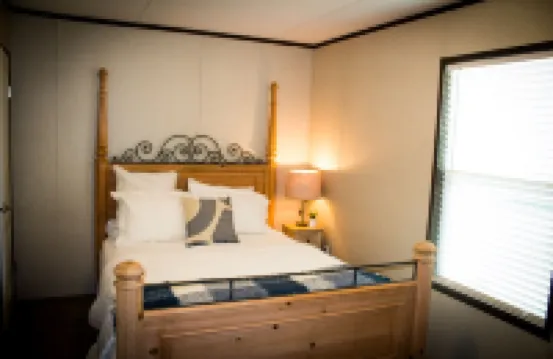 Lake Texoma wooded retreat near Marina Del Rey