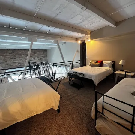 Sleeps 8 in Downtown Sandusky Minutes from Cedar Point &Sports Force