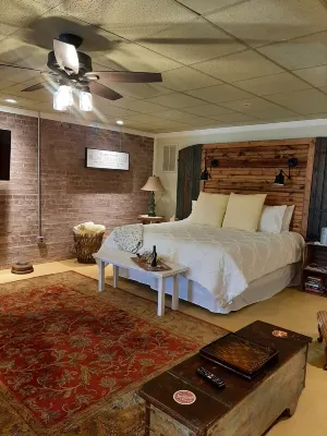 Downtown studio apartment walking distance to restaurants and shops