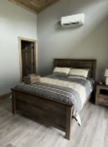 Bearly Awake cabin- family-friendly, riverfront & minutes from East Branch Lake.